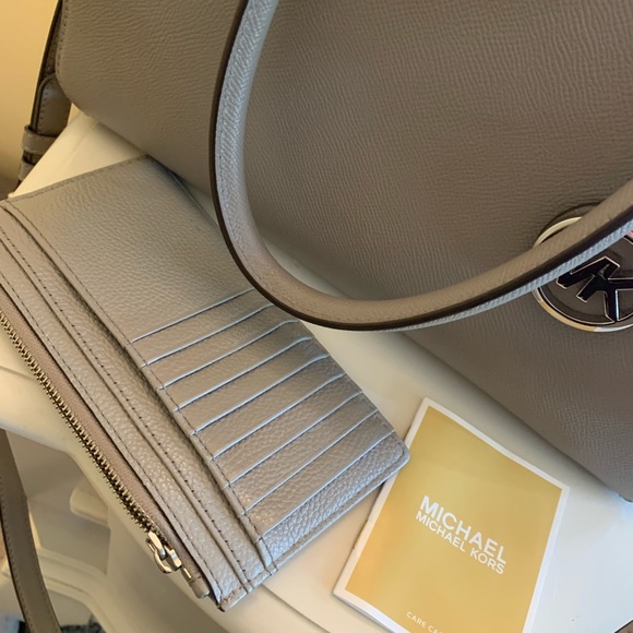 Michael Kors Handbags - Michael kors